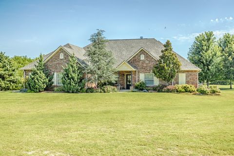 Single Family Residence in Tuttle OK 775 Magnolia Lane 1.jpg