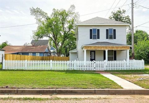 Single Family Residence in Guthrie OK 312 S Ash Street.jpg