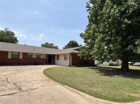 Single Family Residence in Oklahoma City OK 4308 NW 60th Place.jpg