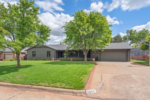 Single Family Residence in Nichols Hills OK 1236 Glenbrook Terrace.jpg