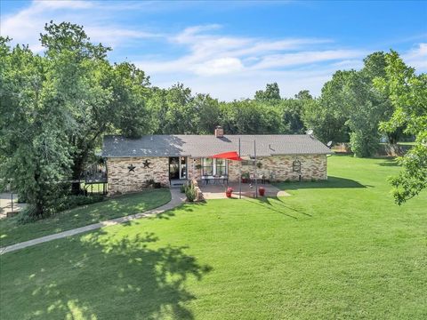 Single Family Residence in Guthrie OK 1007 Mockingbird Lane.jpg