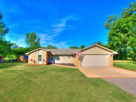 Single Family Residence in Newalla OK 16861 Winding Creek Drive.jpg