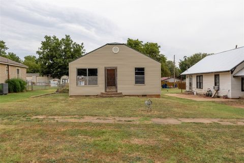 Single Family Residence in Kingfisher OK 216 E Fay Avenue.jpg