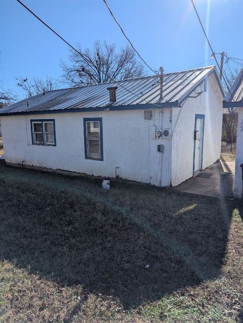 Single Family Residence in Shawnee OK 320 N MEAD.jpg