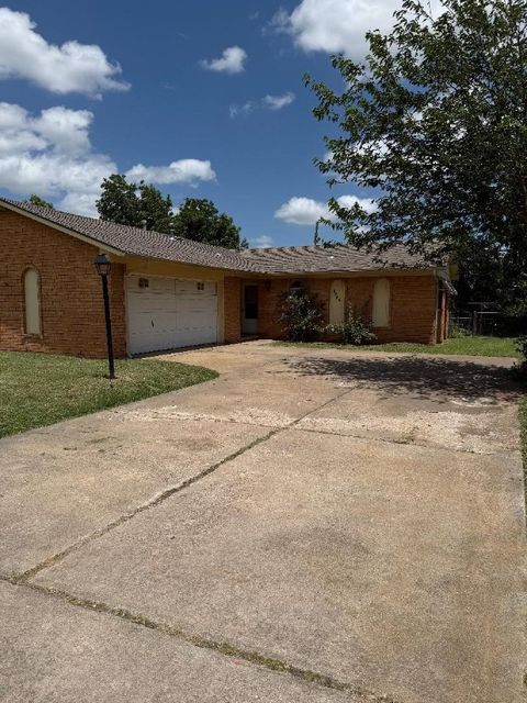 Single Family Residence in Del City OK 4745 Spiva Drive.jpg