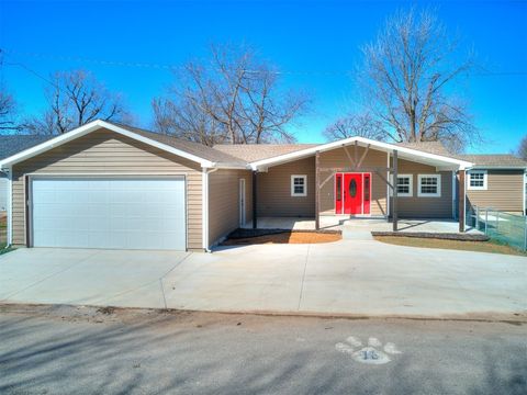 Single Family Residence in Minco OK 211 NW 6th Street.jpg