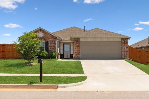 Single Family Residence in Edmond OK 1400 Isabella Drive.jpg