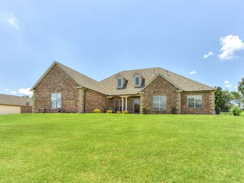 Single Family Residence in Choctaw OK 559 Silver Tree Circle.jpg