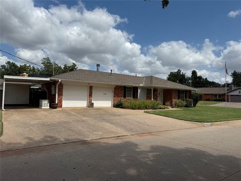 Single Family Residence in Oklahoma City OK 6600 N Ann Arbor Terrace.jpg