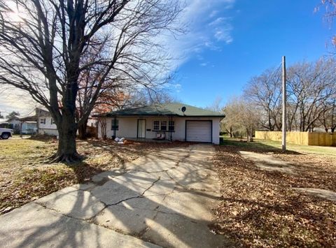 Single Family Residence in Okemah OK 505 S 7th Street.jpg