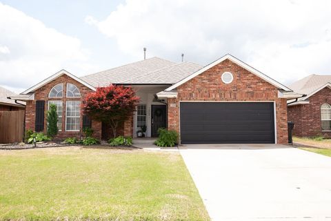 Single Family Residence in Moore OK 1608 SW 31st Street.jpg