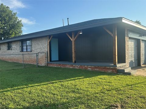 Single Family Residence in El Reno OK 1501 W Watts Street.jpg