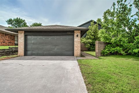 Duplex in Oklahoma City OK 7301 Kings Manor Court.jpg