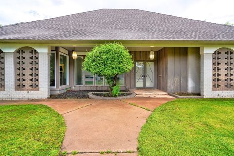 Single Family Residence in Oklahoma City OK 3117 Quail Creek Road.jpg