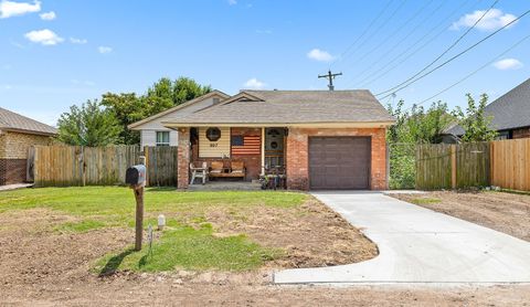 Single Family Residence in El Reno OK 807 Thompson Drive.jpg