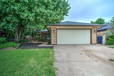 Single Family Residence in Oklahoma City OK 7913 Debar Circle.jpg