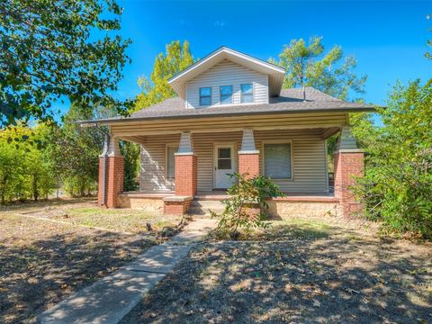 Single Family Residence in The Village OK 1501 NW Gladstone Terrace.jpg