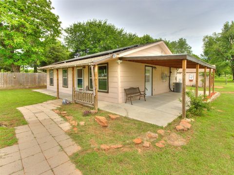 Single Family Residence in Nicoma Park OK 10313 NE 17 Street.jpg