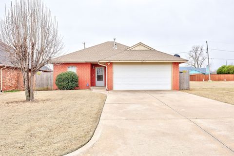 Single Family Residence in Oklahoma City OK 636 NW 112th Street.jpg