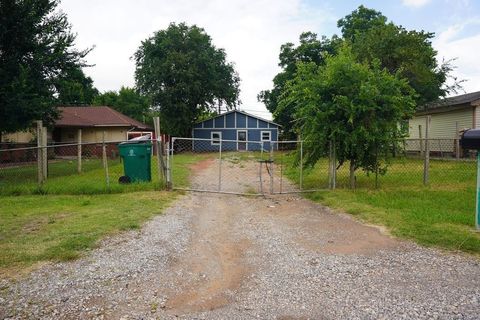 Single Family Residence in Oklahoma City OK 3309 SW 27th Street.jpg