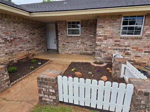Single Family Residence in Oklahoma City OK 6805 Saint Marys Circle.jpg