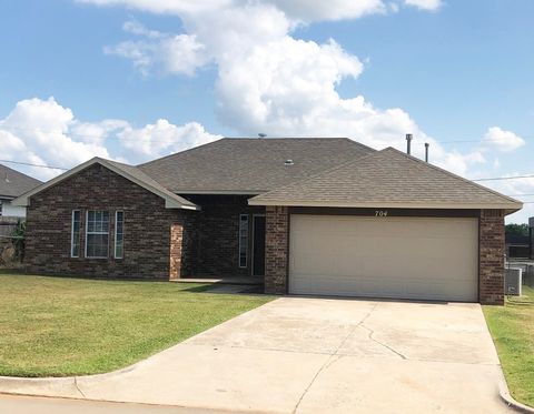 Single Family Residence in Moore OK 704 NW 21st Street.jpg