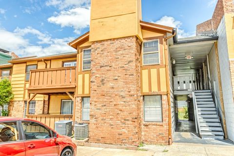 Condominium in Oklahoma City OK 2604 N Ann Arbor Avenue #224.jpg