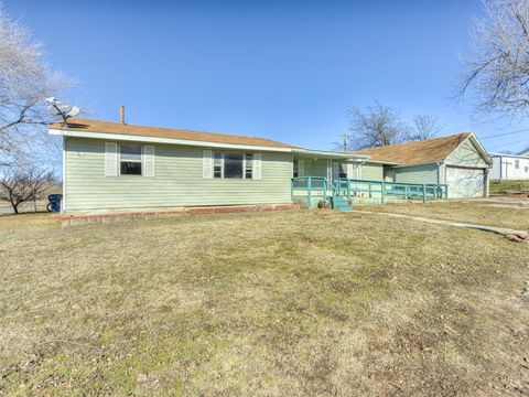 Single Family Residence in El Reno OK 418 W Penn Street.jpg