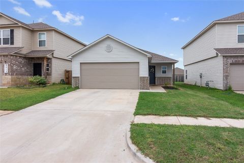 Single Family Residence in Yukon OK 9509 NW 118 Street.jpg