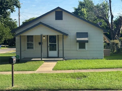Single Family Residence in El Reno OK 818 W Watts Street.jpg
