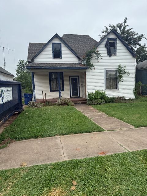 Single Family Residence in Guthrie OK 709 E Cleveland Avenue.jpg