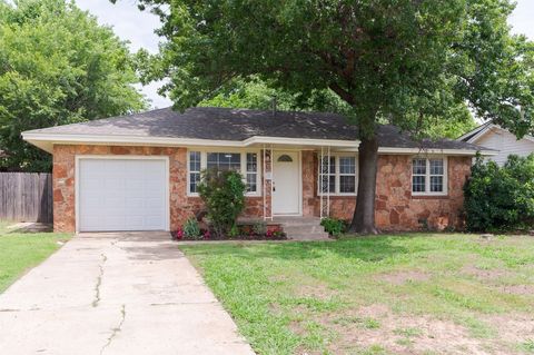 Single Family Residence in Oklahoma City OK 2813 Pembroke Terrace.jpg