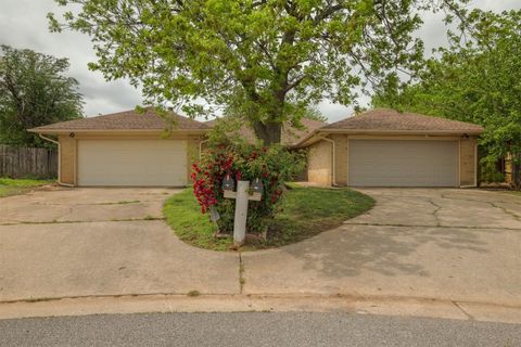 Single Family Residence in Oklahoma City OK 6924 Woodlake Drive.jpg