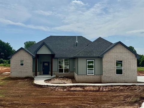 Single Family Residence in Blanchard OK 2447 Raven Circle.jpg