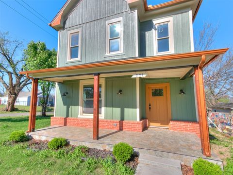 Single Family Residence in Guthrie OK 801 N Ash Street.jpg