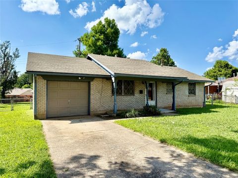 Single Family Residence in Moore OK 621 SW 2nd Street.jpg