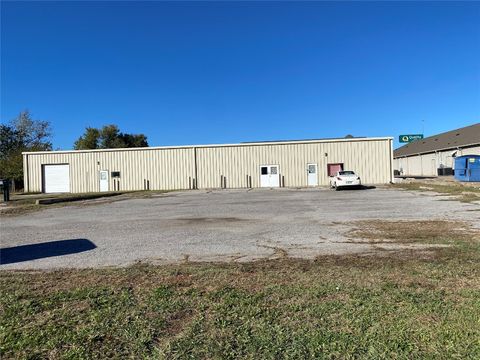 Warehouse in Moore OK 541 NW 17 Street.jpg