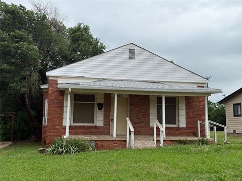 Single Family Residence in Oklahoma City OK 925 NE 31st Street.jpg