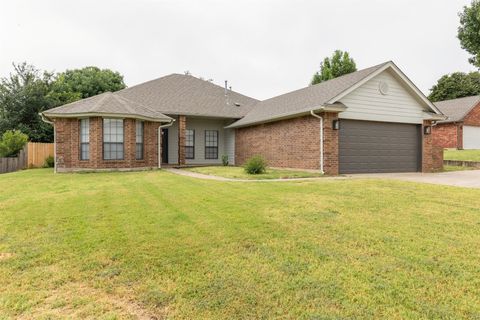 Single Family Residence in Midwest City OK 11546 Berkshire Court.jpg