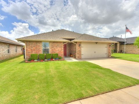 Single Family Residence in Del City OK 8025 Waters Edge Way.jpg