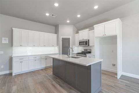 Single Family Residence in Tuttle OK 1220 Colonial Avenue 8.jpg