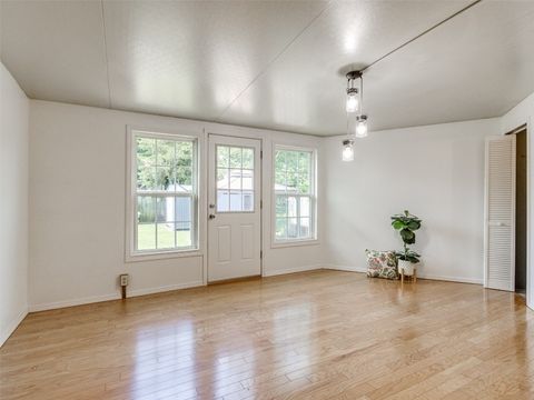 Single Family Residence in Oklahoma City OK 3208 NW 34th Street 28.jpg