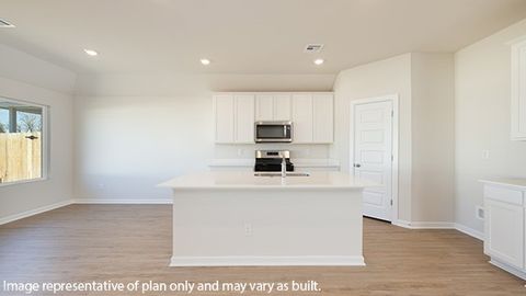 Single Family Residence in Oklahoma City OK 2916 Campfire Drive 2.jpg