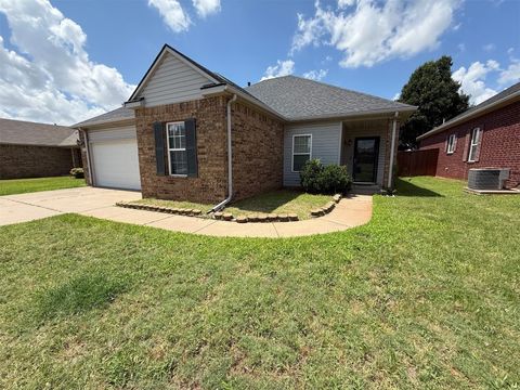 Single Family Residence in Oklahoma City OK 5913 SE 67th Street.jpg