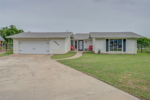Single Family Residence in Oklahoma City OK 10517 Ski Drive.jpg