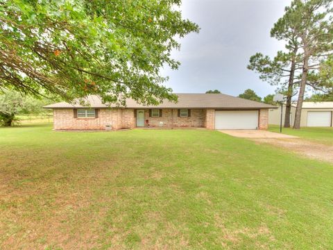 Single Family Residence in Tuttle OK 1718 County Road 1212.jpg