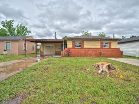 Single Family Residence in Oklahoma City OK 2805 SW 60th Street.jpg