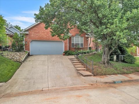 Single Family Residence in Edmond OK 2201 Rustic Creek Terrace.jpg