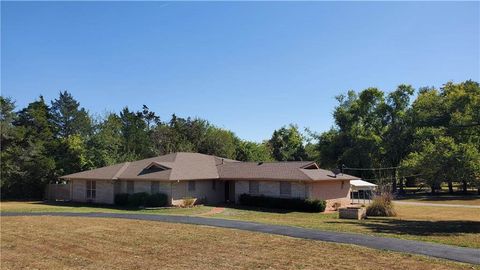 Single Family Residence in Oklahoma City OK 4700 NE 33rd Street.jpg