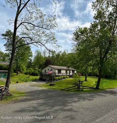 Single Family Residence in Claverack-Red Mills NY 51 Patroon Street.jpg